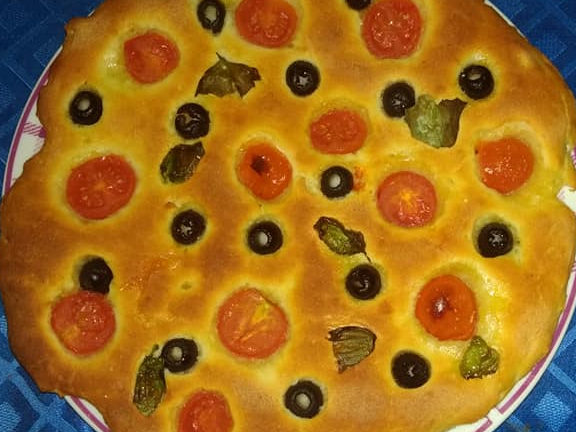 Focaccia cu rosii cherry si masline